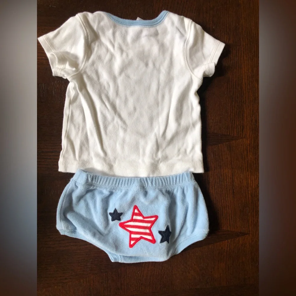 Baby Gap Red White and Blue 2 piece set Stars bloomers & t shirt Sz 6- 12 months